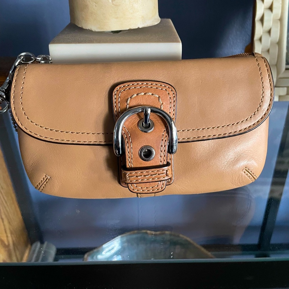 NWOT COACH tan wristlet purse leather Buckle